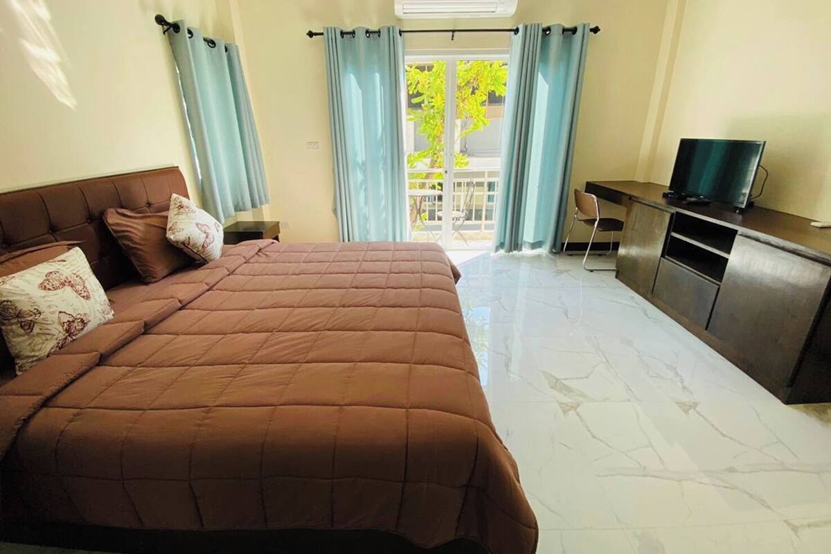 Escritorio, wifi gratis, ropa de cama