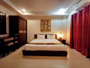 Escritorio, wifi gratis y ropa de cama