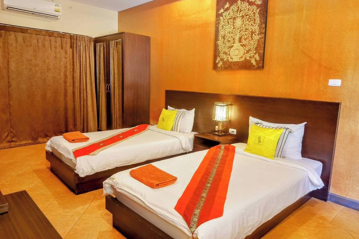 Escritorio, wifi gratis, ropa de cama