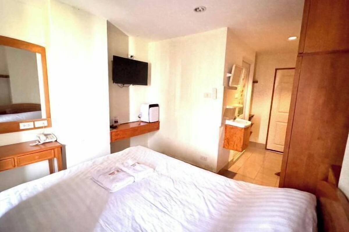 Desk, free WiFi, bed sheets