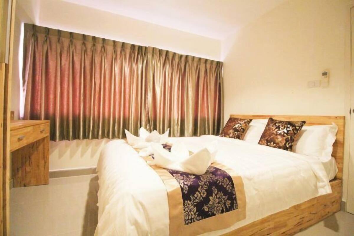 Desk, free WiFi, bed sheets