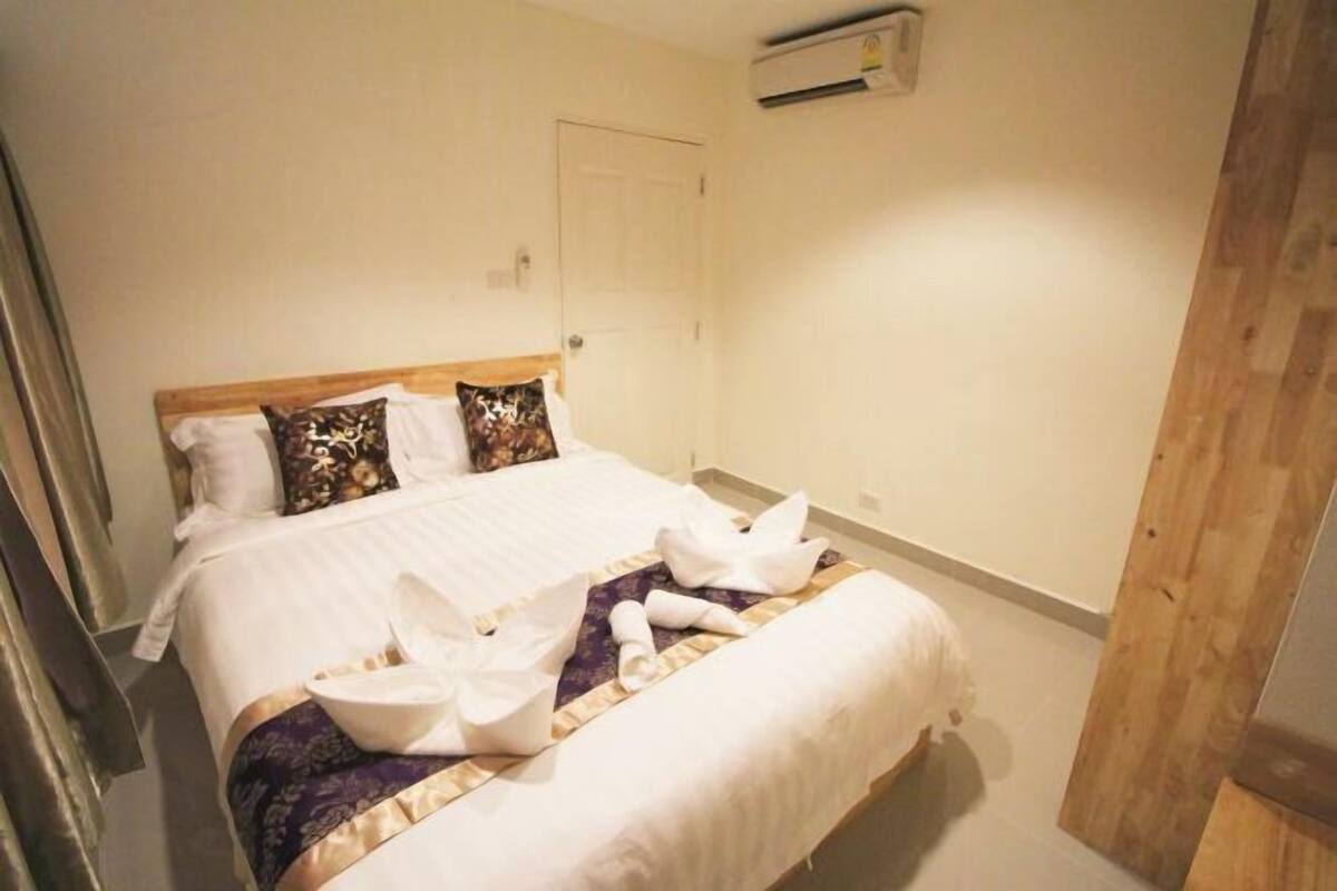 Desk, free WiFi, bed sheets