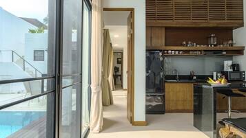 Réfrigérateur, micro-ondes, plaque de cuisson, chaise haute