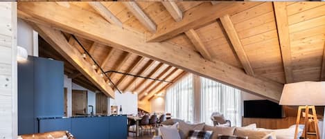 Televisie en een open haard