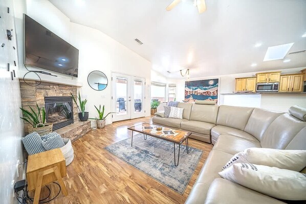 TV - Stonecliff Oasis- w/ Hot tub (Page)