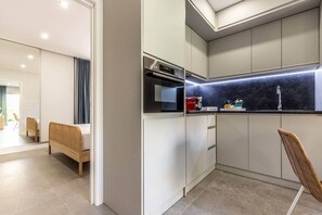 Kylskåp, mikrovågsugn, spishäll och diskmaskin