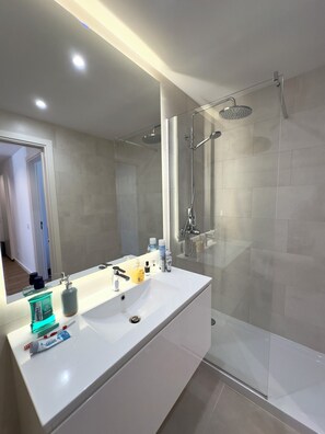 Serviettes fournies, papier toilette