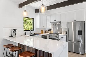 Frigorifero, microonde, forno, piano cottura