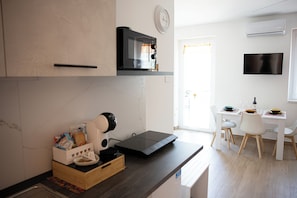 Fridge, microwave, coffee/tea maker, electric kettle - BEIGE APARTAMENT (Gragnano)