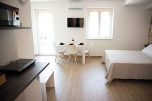 Iron/ironing board, free WiFi, bed sheets