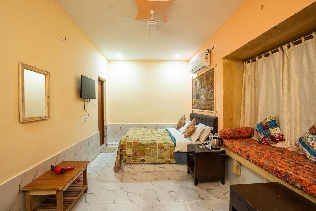 Soundproofing, free WiFi, bed sheets