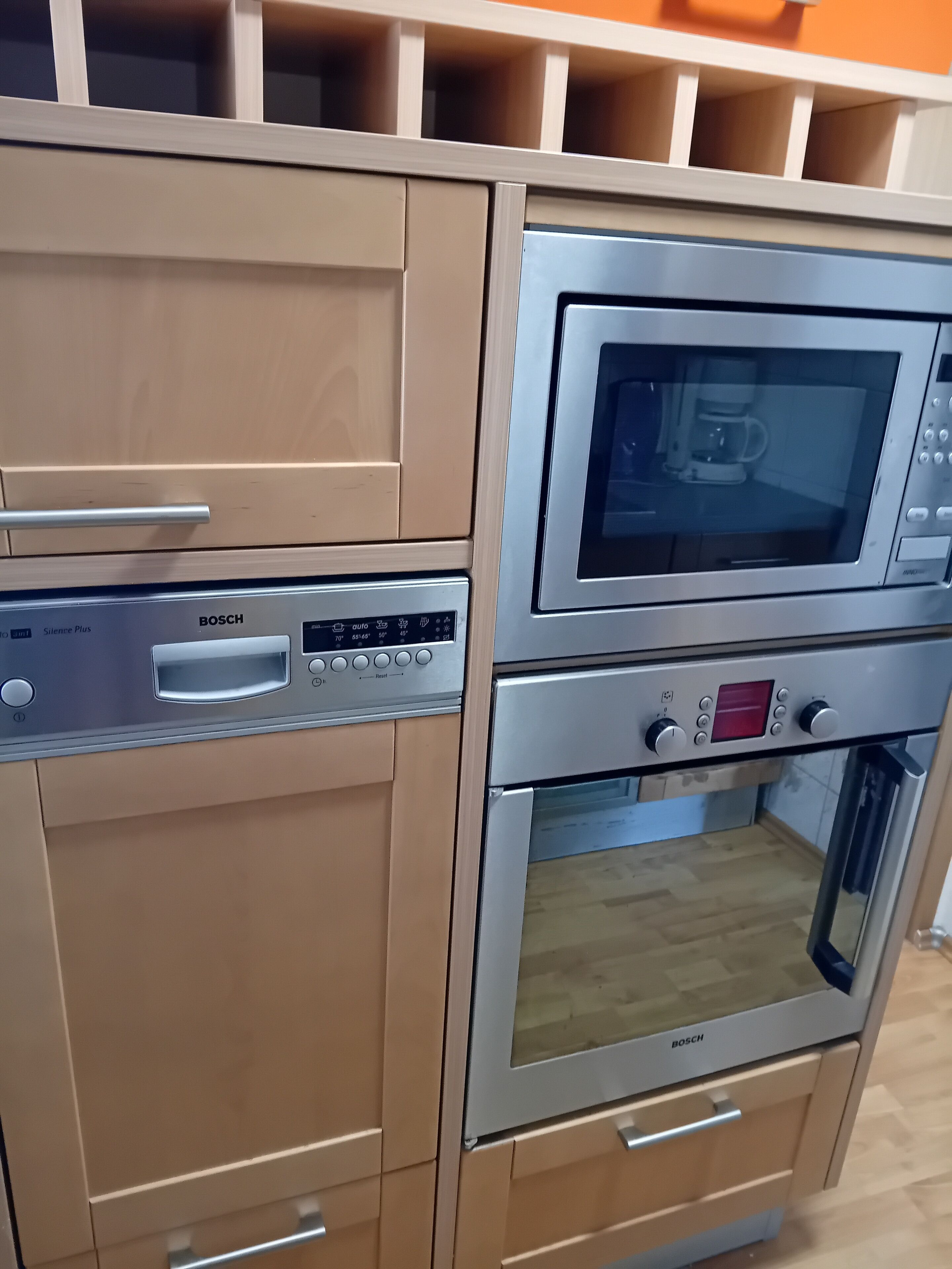 Una cocina con microondas, horno y lavavajillas Bosch.