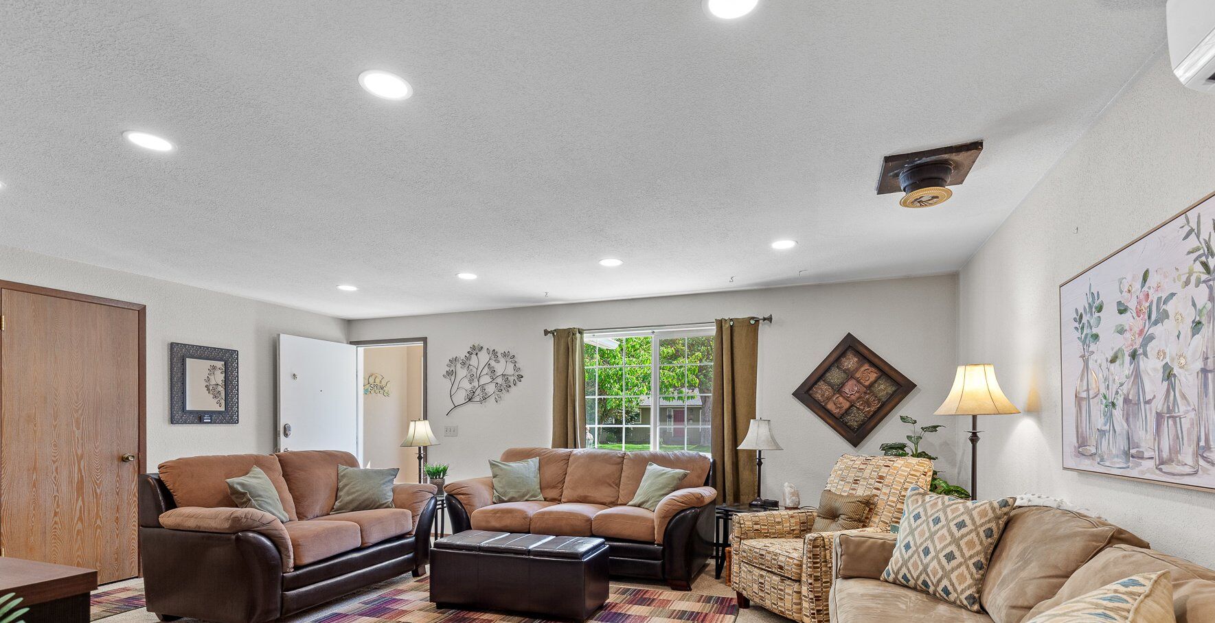 Smart TV, fireplace, books, stereo