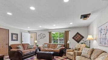 Smart TV, fireplace, books, stereo