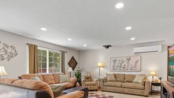 Smart TV, fireplace, books, stereo