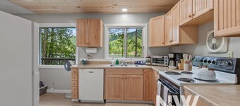 Waterfront w/ Swim Dock, Views, Kayaks & Paddleboards!