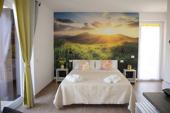 Iron/ironing board, WiFi, bed sheets