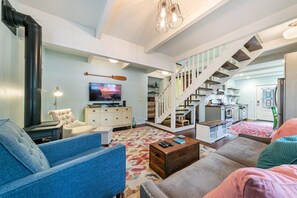 TV - 2 bedroom, 1 bath, sleeps 4. West End of Donner Lake: DLR#031 (Truckee)