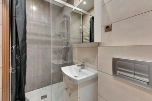 Appartement classique, vue sur la cour intérieure | Salle de bain