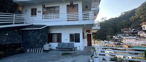 Vista frontal de la propiedad