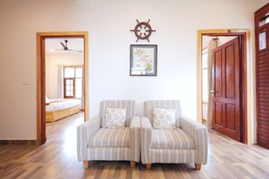 Deluxe Room | Desk, laptop workspace