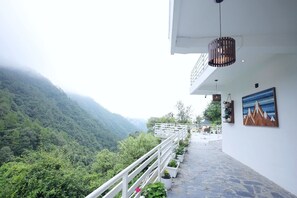 Suite, balkon, uitzicht op bergen | Uitzicht vanaf balkon