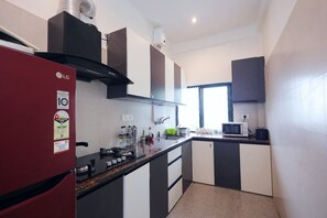 Suite, Balcony, Mountain View | In-room dining