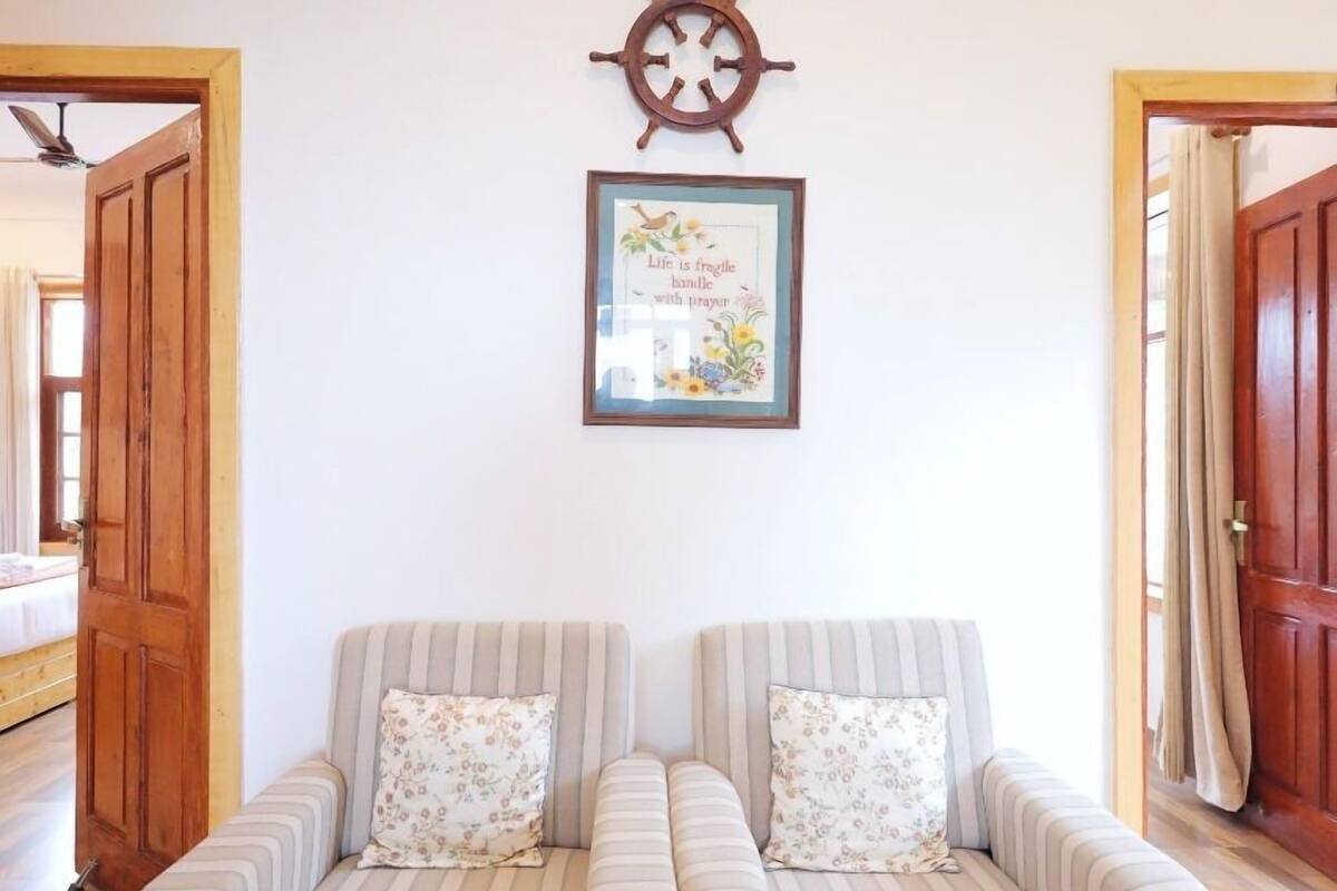 Deluxe Room | 1 bedroom, desk, laptop workspace