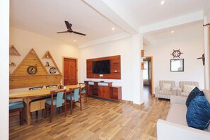 Deluxe Room | Desk, laptop workspace