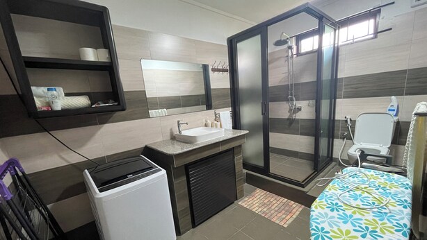 Une salle de bain moderne équipée d’une douche, de toilettes et d’un lavabo.