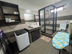 Regadera, toallas, jabón, papel de baño 