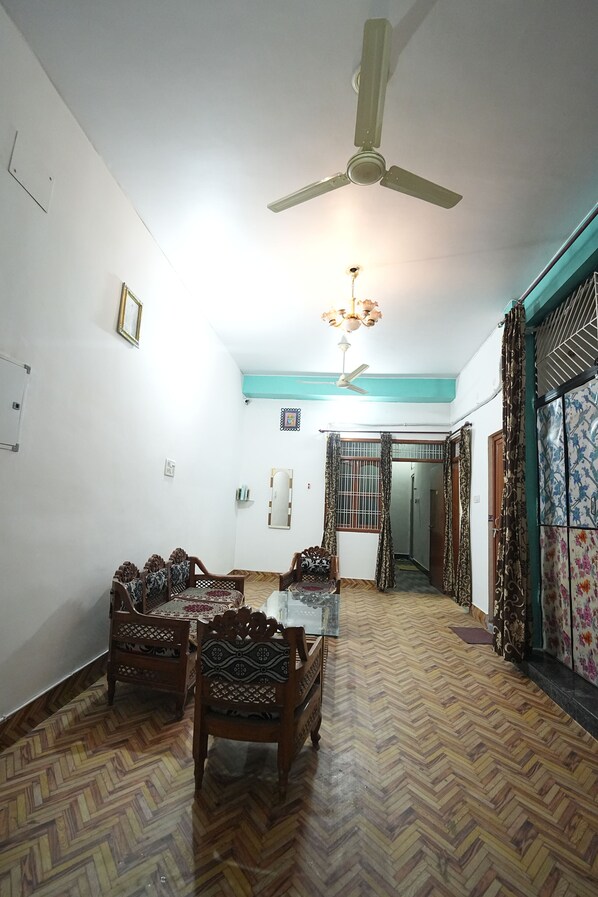 Economy Room | Living area