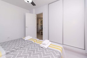 1 dormitorio, tabla de planchar con plancha, wifi y ropa de cama