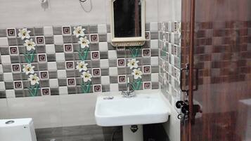 Dusche, Haartrockner, Bidet, Handtücher