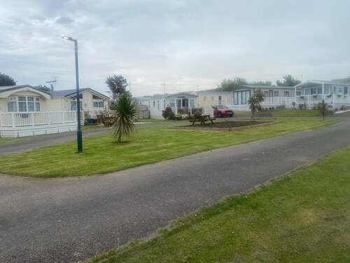 Seaside 2-bed Caravan Retreat - Sleeps 6 & Parking