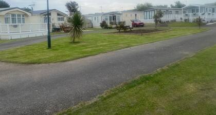Seaside 2-bed Caravan Retreat - Sleeps 6 & Parking