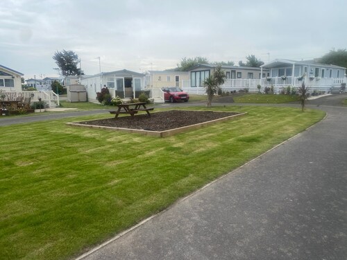 Seaside 2-bed Caravan Retreat - Sleeps 6 & Parking