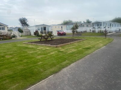 Seaside 2-bed Caravan Retreat - Sleeps 6 & Parking