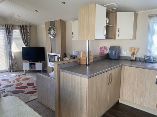 Seaside 2-bed Caravan Retreat - Sleeps 6 & Parking