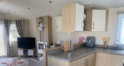 Seaside 2-bed Caravan Retreat - Sleeps 6 & Parking