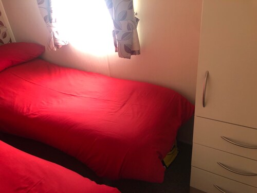 Seaside 2-bed Caravan Retreat - Sleeps 6 & Parking