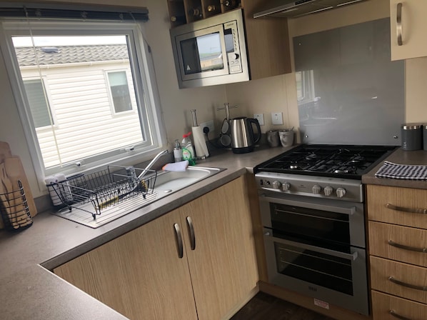 Cabin | Private kitchen | Fridge, microwave, oven, stovetop - Seaside 2-bed Caravan Retreat - Sleeps 6 & Parking (Prestatyn)