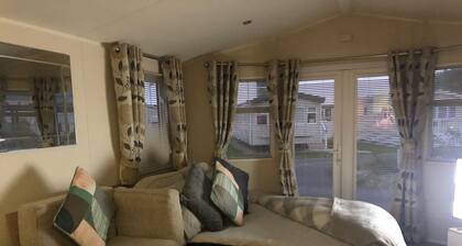 Seaside 2-bed Caravan Retreat - Sleeps 6 & Parking