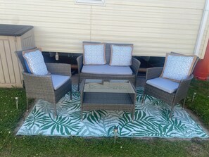 Property grounds - Seaside 2-bed Caravan Retreat - Sleeps 6 & Parking (Prestatyn)