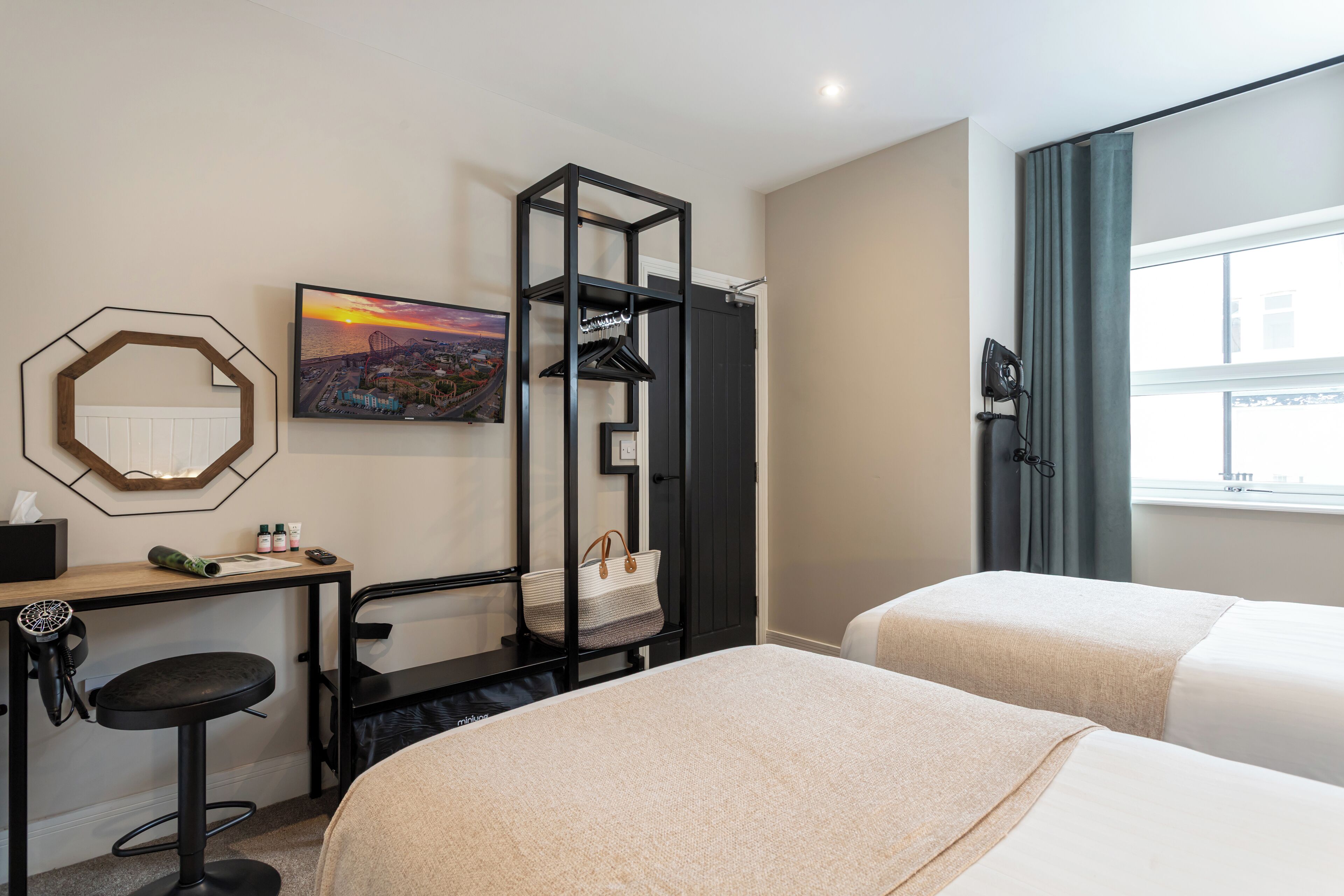 2 dormitorios, escritorio, espacio para trabajar con un portátil