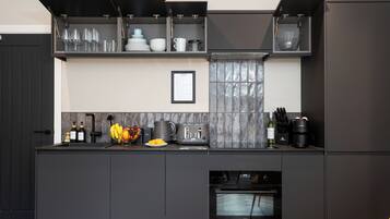 Fridge, microwave, stovetop, dishwasher