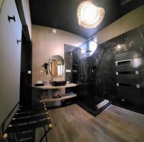 Douche, sèche-cheveux, serviettes fournies, savon