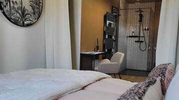 4 habitaciones, escritorio, wifi gratis y ropa de cama