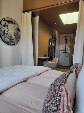 4 bedrooms, desk, free WiFi, bed sheets - 4 Charming Suites & downtown (Sens)