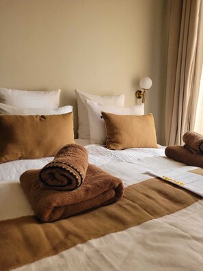 4 chambres, bureau, Wi-Fi gratuit, draps fournis